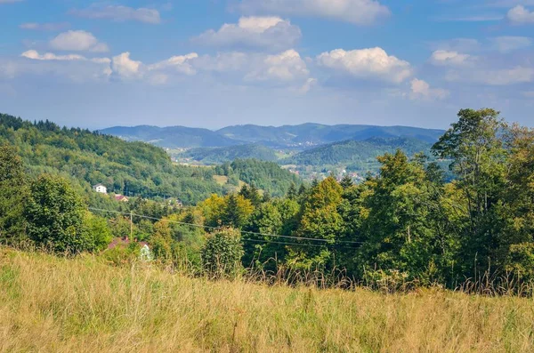 Schöne Ländliche Berglandschaft Hütten Auf Den Hügeln Der Sommerlichen Landschaft — Stockfoto