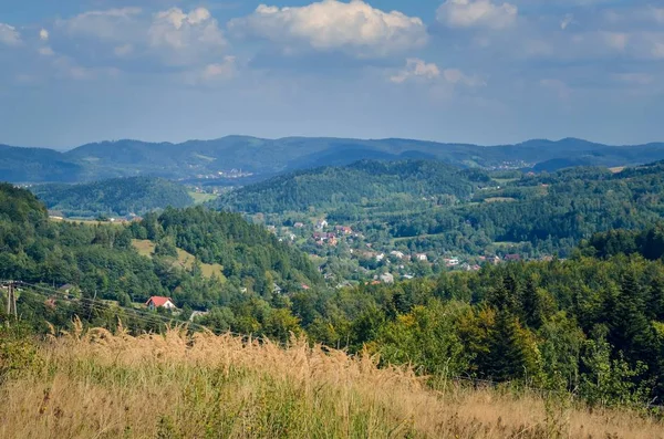 Piękny Krajobraz Górski Domki Wzgórzach Letniej Scenerii — Zdjęcie stockowe