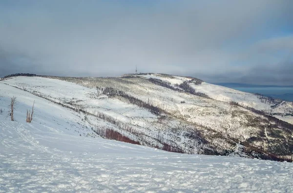 Bonita Paisagem Montanha Branca Neve Inverno Belamente Cobertas Neve Montanhas — Fotografia de Stock