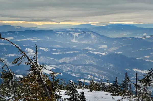 Hermoso Paisaje Montaña Invierno Pistas Mágicas Cubiertas Nieve Las Montañas — Foto de Stock