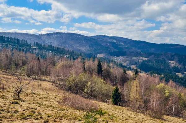 Schöne Ländliche Berglandschaft Charmante Hügel Und Täler Einem Frühlingstag — Stockfoto