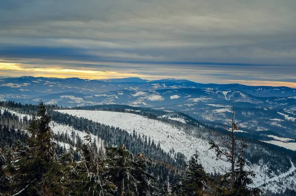 Сказочный Зимний Горный Пейзаж Прекрасный Вечерний Свет Над Вершинами Гор — стоковое фото