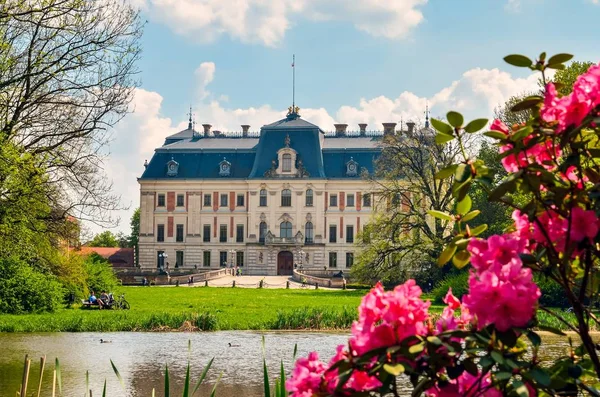 Hermoso Castillo Histórico Coloridos Paisajes Primavera Castillo Neobarroco Parque Pszczyna — Foto de Stock