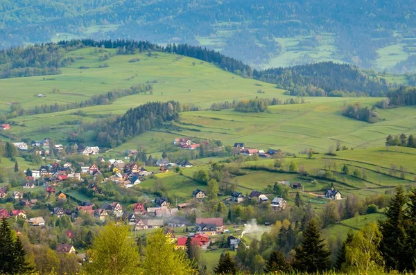 Schöne Frühlingshafte Berglandschaft Schöne Dörfer Den Tälern Zwischen Den Hügeln — Stockfoto