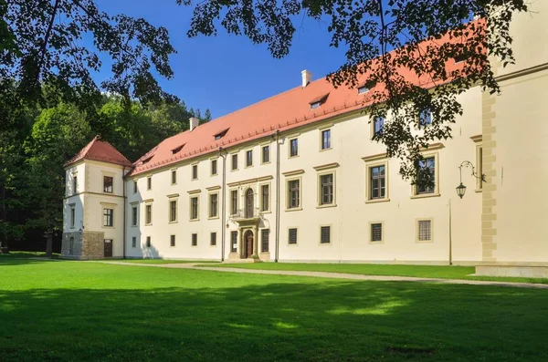 Sucha Beskidzka, Polonya - 1 Eylül 2019: Sucha Beskidzka, Polonya 'daki tarihi rönesans kalesi.