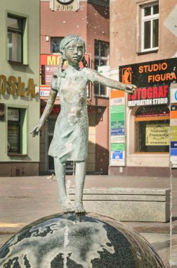 Lubliniec, Polonya - 15 Eylül 2019: Polonya 'nın Lubliniec kentindeki pazar meydanındaki çeşme.