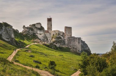Tepedeki güzel şato harabeleri. Polonya, Olsztyn 'deki Kale Harabeleri.