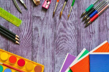 Okul malzemeleriyle ilgili yaratıcı bir kavram. Okul aksesuarları ve ahşap bir geçmişi olan bir çerçeve..