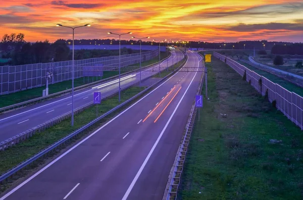 Autobahn Bei Nacht Schöner Farbenfroher Himmel Mit Dem Untergehenden Licht — Stockfoto