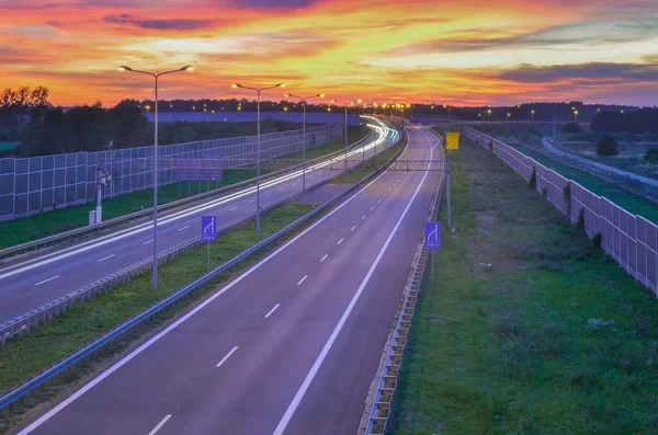 Autobahn Bei Nacht Schöner Farbenfroher Himmel Mit Dem Untergehenden Licht — Stockfoto