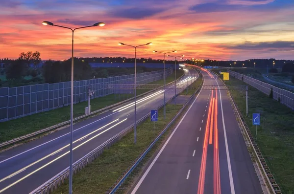 Autobahn Bei Nacht Schöner Farbenfroher Himmel Mit Dem Untergehenden Licht — Stockfoto