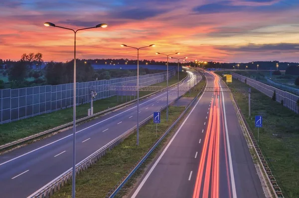 Autobahn Bei Nacht Schöner Farbenfroher Himmel Mit Dem Untergehenden Licht — Stockfoto