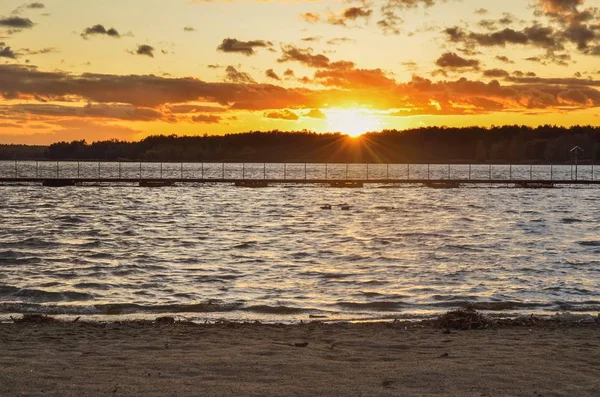 Bellissimo Paesaggio Colorato Tramonto Con Bel Cielo Sul Lago — Foto Stock