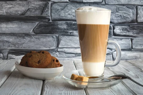 Delicioso Pequeno Almoço Doce Café Latte Macchiato Com Biscoitos Uma — Fotografia de Stock