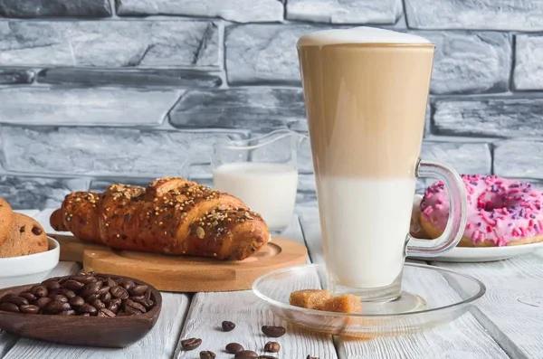 Вкусный Сладкий Завтрак Кофе Макиато Различными Сладостями — стоковое фото