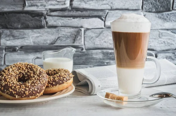 Conceptual Delicioso Café Manhã Doce Café Latte Macchiato Com Donuts — Fotografia de Stock