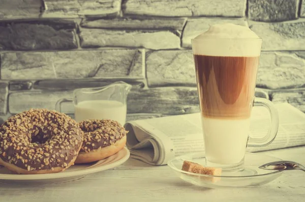 Концептуально Вкусный Сладкий Завтрак Винтажном Стиле Кофе Макиато Сладкими Пончиками — стоковое фото