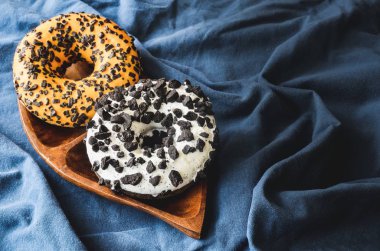 Lezzetli tatlı aperatif. Koyu arkaplanda delik olan renkli çörekler..