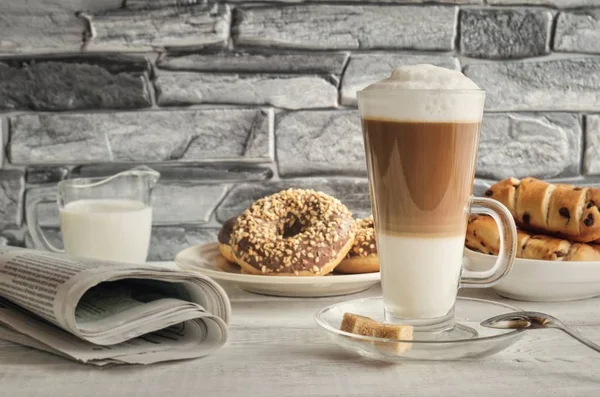 Концептуально Вкусный Сладкий Завтрак Кофе Макиато Сладкими Пончиками Дыркой Утренней — стоковое фото
