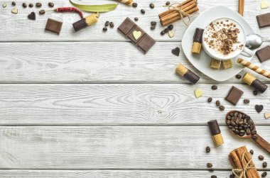 Sade kahve servis etmek için ilginç bir konsept. Tarçınlı kahve ve tatlı süslemeli arka plan. 