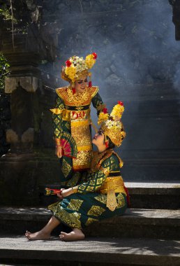 Ubud, Bali, Endonezya - 31 Temmuz 2019. Ubud, Bali, Endonezya 'da geleneksel Balili dans kostümlü bir kadın..