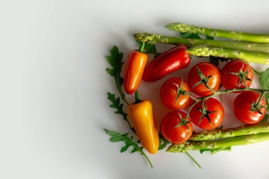 Beyaz arka planda yeni bir sebze grubu.