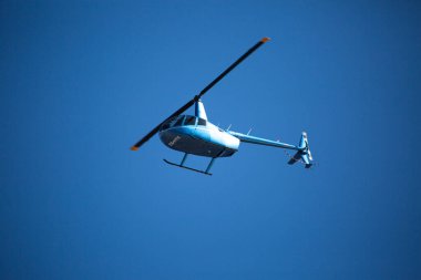 Gökyüzünde mavi bir helikopter, Durban üzerinde bir tur..