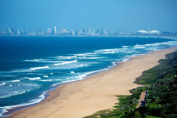 Boş Umhlanga sahil kıyısı okyanusu ve mavi gökyüzü üzerinde dalgalar Durban, Güney Afrika 'da ufuk çizgisi kıyı manzarası.