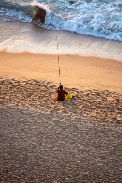 Pescador Solitário Pesca Oceano Nascer Sol — Fotografia de Stock