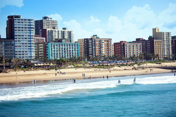 Güney Afrika 'nın KwaZulu-Natal bölgesindeki Hint Okyanusu' ndan görülen Durban 'ın 