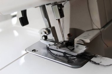Dikiş makinesi. İğne, iplik, dikiş. Terzi.