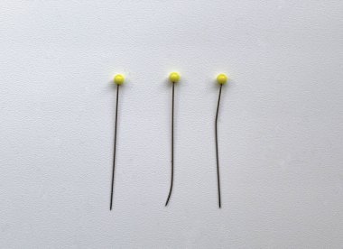 İplik, iğne, iğne kutusu, nokta. Sarı