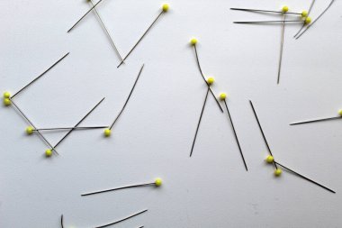 İplik, iğne, iğne kutusu, nokta. Sarı