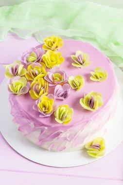 Renkli çiçek dekorasyonu ile Mousse Kek