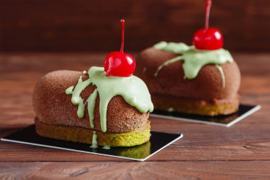 Çikolatalı pasta pasta tatlı kiraz ile