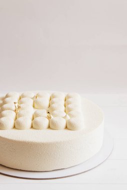 Beyaz arka plan üzerinde beyaz düğün pastası