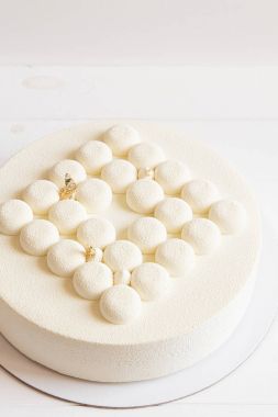 Beyaz arka plan üzerinde beyaz düğün pastası