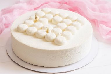 Modern mousse beyaz kek