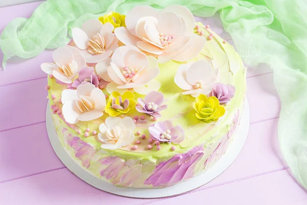 Gâteau lumineux coloré avec des fleurs — Photo