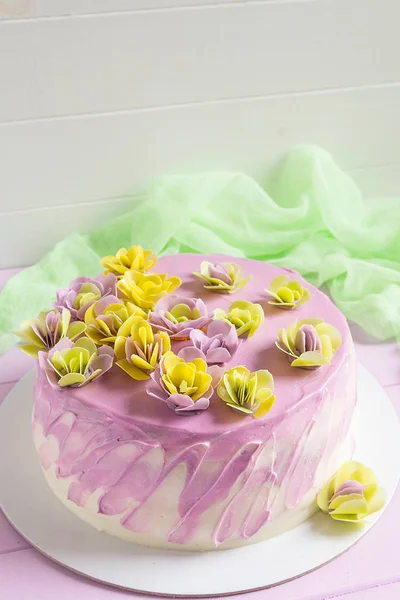 Mousse tårta med färgglada blommor dekoration — Stockfoto