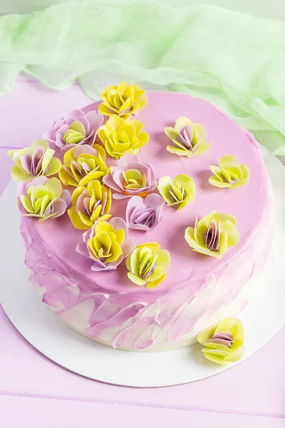 Renkli çiçek dekorasyonu ile Mousse Kek