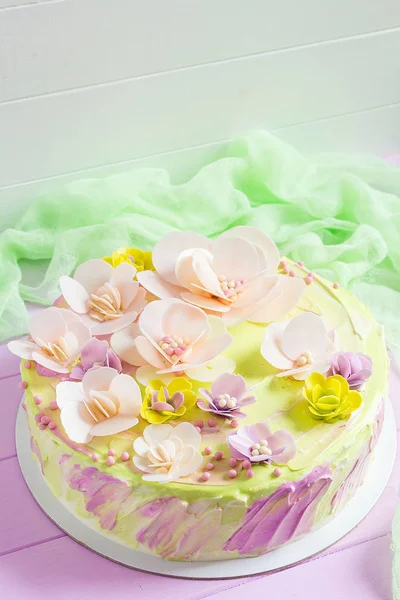 Kolorowe jasne ciasto z kwiatami — Zdjęcie stockowe