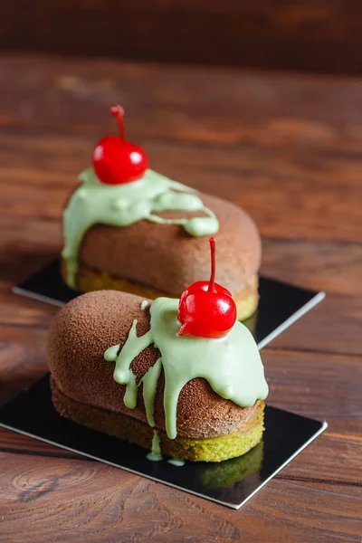 Dessert gâteau pâtissier au chocolat avec cerise — Photo