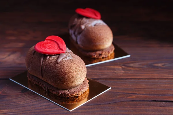 Sobremesa de bolo de chocolate com corações vermelhos — Fotografia de Stock