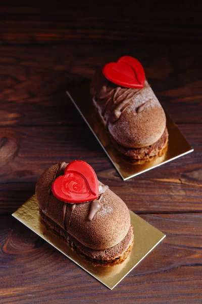 Gâteau pâtissier au chocolat dessert aux cœurs rouges — Photo