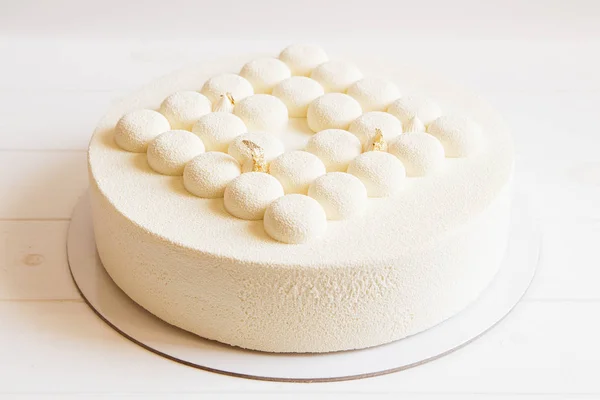 Torta nuziale bianca su sfondo bianco — Foto Stock