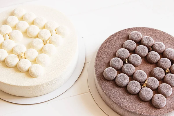 Beyaz arka plan üzerinde iki pasta