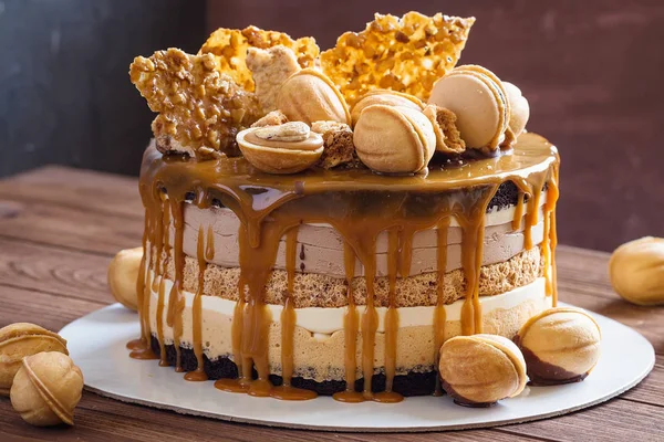 Walnut cake with glaze — Stock Photo, Image
