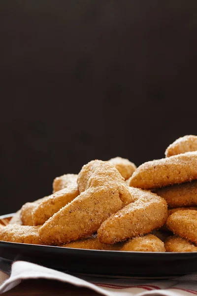 Biscoitos caseiros em preto — Fotografia de Stock