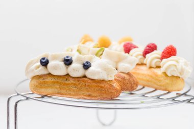 Vanilya beyaz zemin üzerine krem ile eklerleri